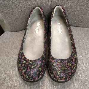 Alegria Women's Floral Patterned Flats